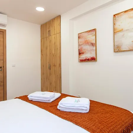 B82 - Albinos Flat In * Lagos