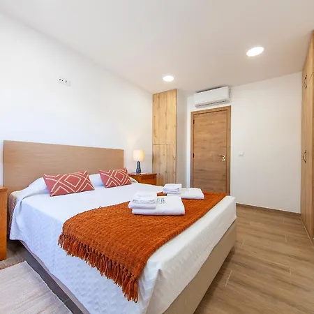 B82 - Albinos Flat In *