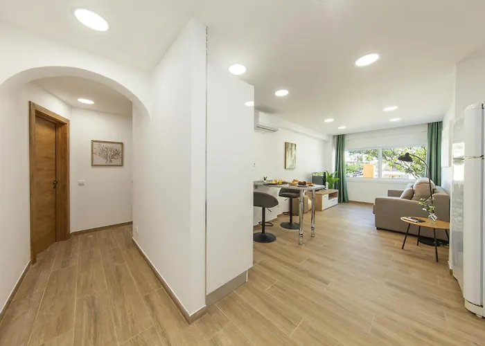 B82 - Albinos Flat In *