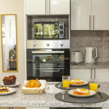 B82 - Albinos Flat In * Lagos